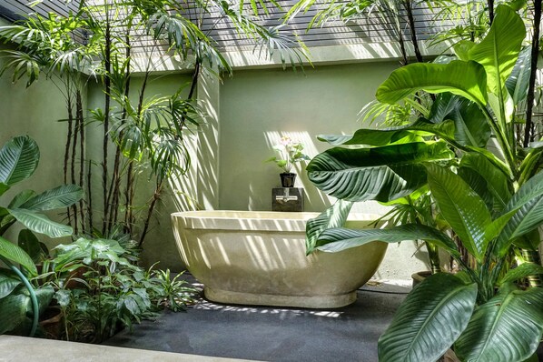 高级别墅 | 浴室 | 吹风机、毛巾