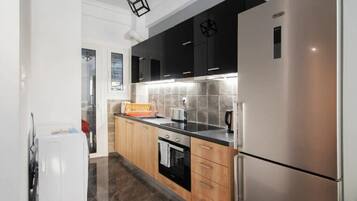 Oven, coffee/tea maker, toaster, cookware/dishes/utensils