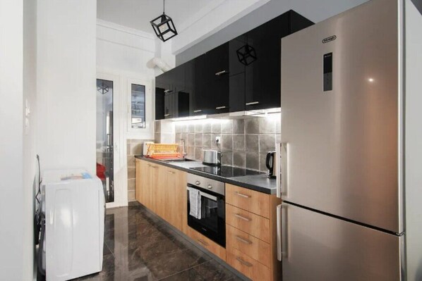 Oven, coffee/tea maker, toaster, cookware/dishes/utensils