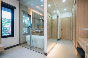 Villa Luxury | Bagno | Vasca e doccia separate, vasca da bagno a immersione totale