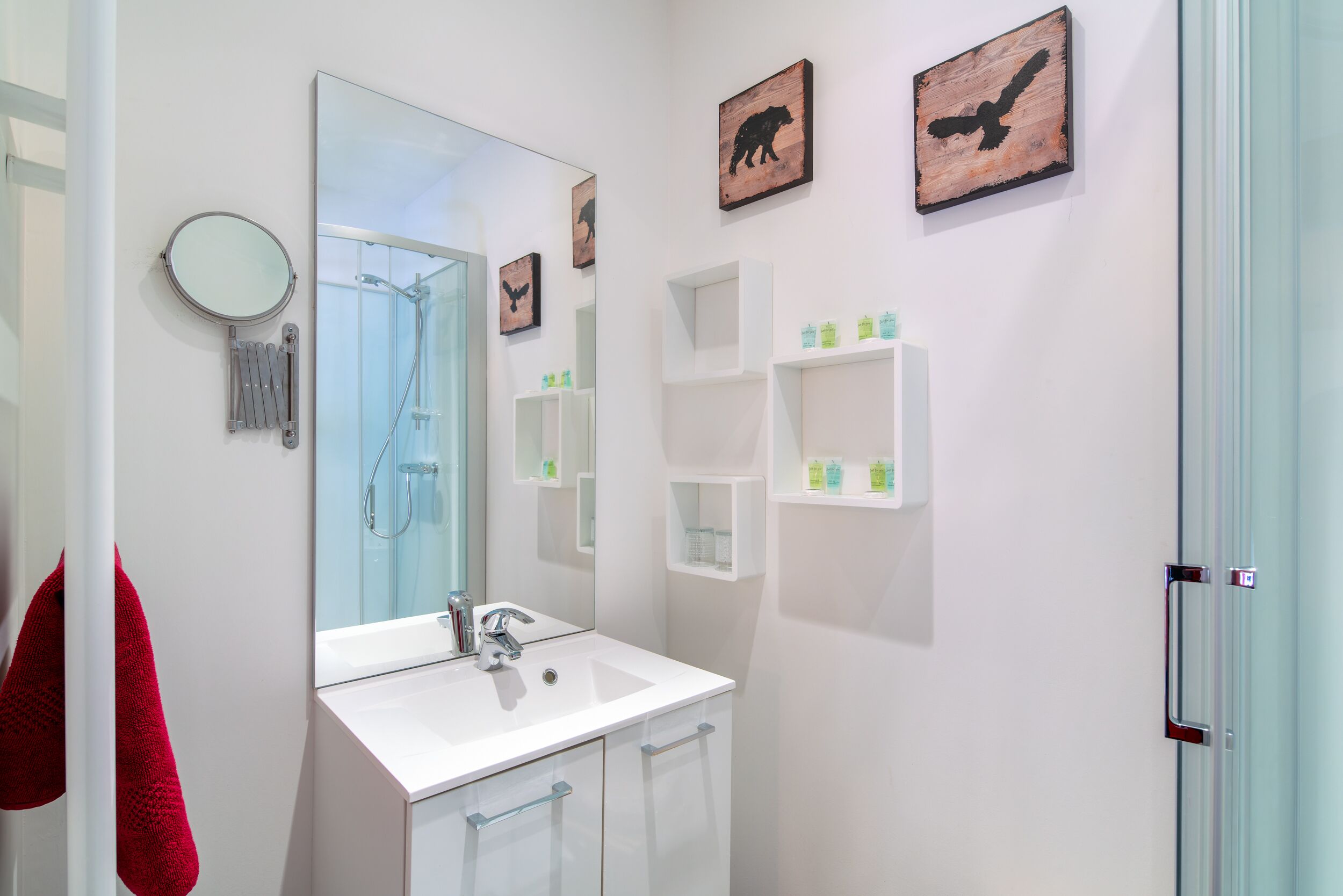 Kamar Triple (Hibou) | Kamar mandi | Shower, perlengkapan mandi gratis, pengering rambut, dan handuk