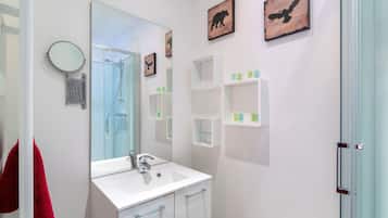 Kamar Triple (Hibou) | Kamar mandi | Shower, perlengkapan mandi gratis, pengering rambut, dan handuk