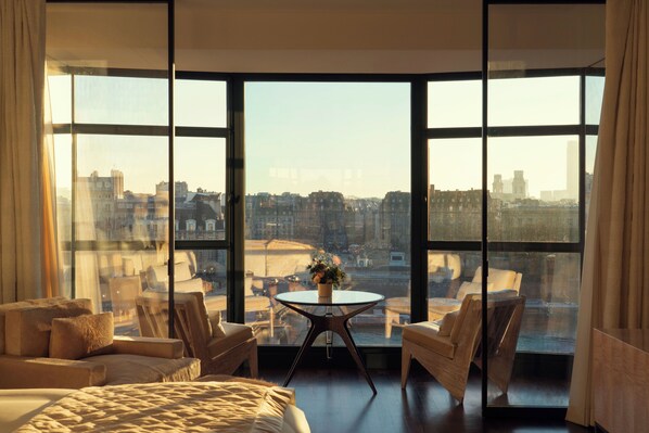 Juniorsvit (Seine) | Allergitestade sängkläder, minibar och värdeförvaringsskåp på rummet