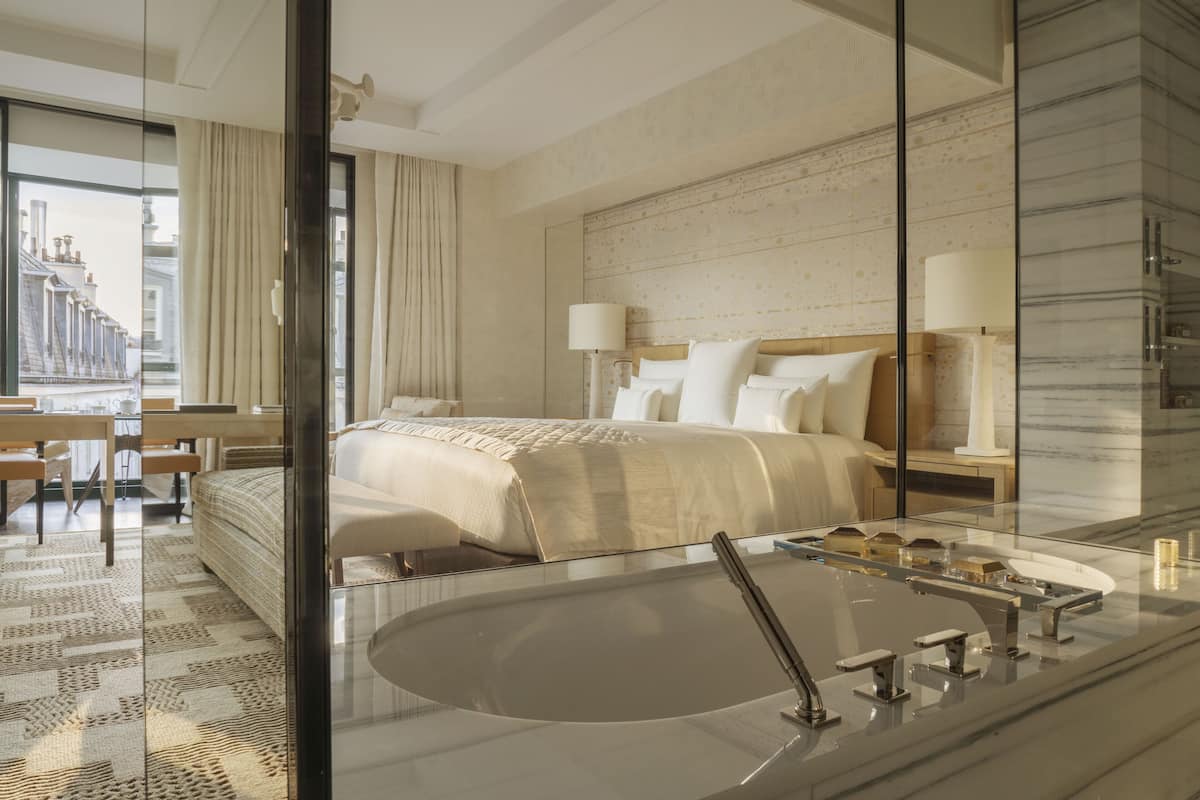 Hypo-allergenic bedding, minibar, in-room safe, desk