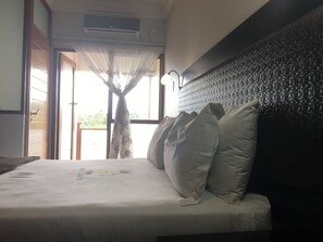 Deluxe Double Room | Premium bedding, in-room safe, individually decorated, desk - Hotel Savera (Chatworth)