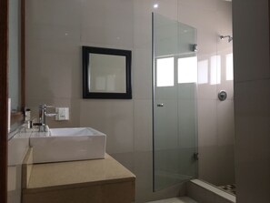 Deluxe Double Room | Bathroom | Shower, hair dryer, bathrobes, towels - Hotel Savera (Chatworth)