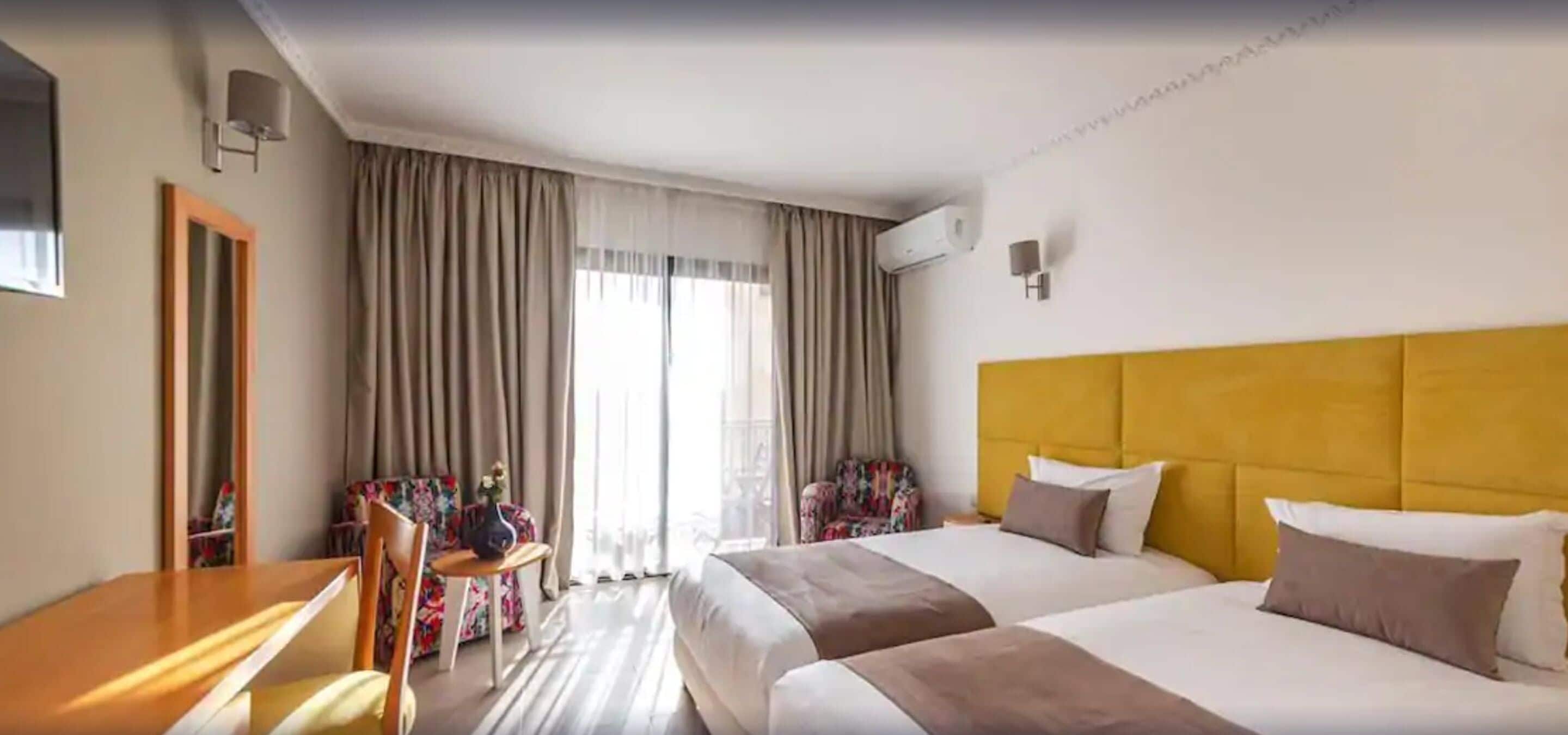 deluxe room | 1 bedroom, minibar, in-room safe, desk