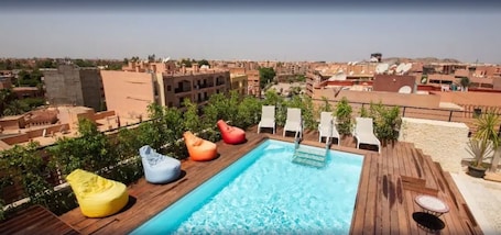 Una piscina al aire libre. Ibn Batouta