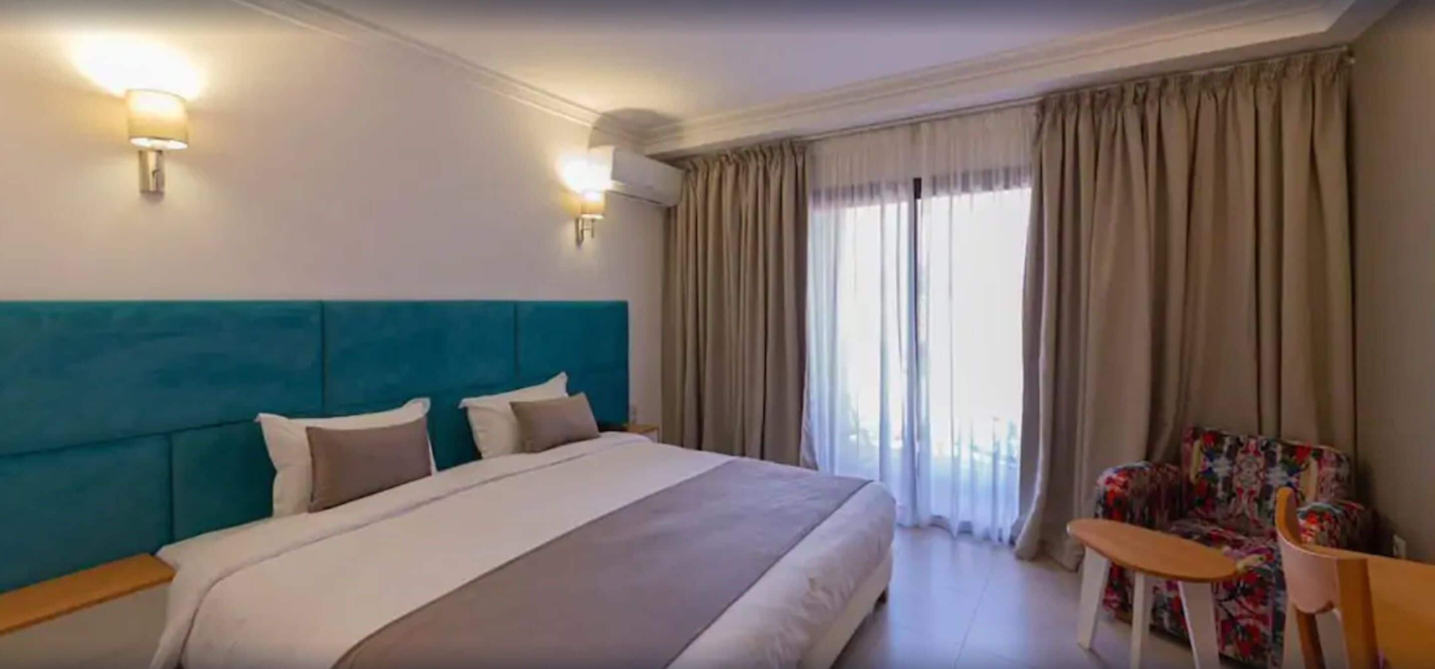 Deluxe Room | Minibar, in-room safe, desk, laptop workspace