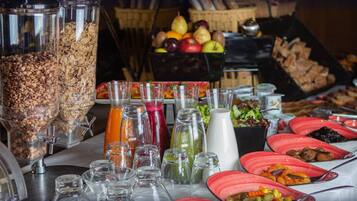 Un bufé con diversos alimentos y bebidas.