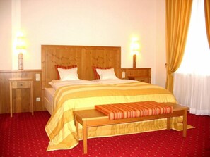 ตู้นิรภัยในห้องพัก, โต๊ะทำงาน, ผ้าม่านกันแสง, เตารีด/โต๊ะรีดผ้า