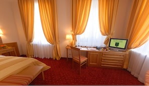 In-room safe, desk, blackout curtains, iron/ironing board - Brauerei-Gasthof-Hotel Laupheimer (Westerheim)