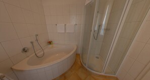 Deep-soaking bathtub - Brauerei-Gasthof-Hotel Laupheimer (Westerheim)