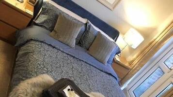 Deluxe Apartment, 1 Bedroom | 1 bedroom, individually decorated, individually furnished, desk