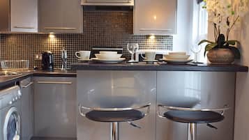 Superior Apartment | Private kitchen | Full-sized fridge, microwave, oven, stovetop