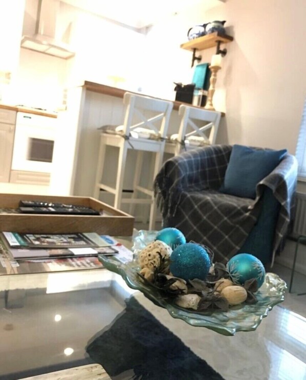 Appartement Deluxe, 1 chambre | Coin séjour | TV connectée de 32 pouces avec chaînes numériques, télévision, cheminée