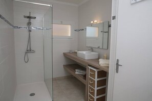 Superior tweepersoonskamer, uitzicht op zee | Badkamer | Een douche, een regendouche, een haardroger, handdoeken