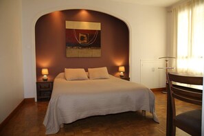 Habitación doble superior, vistas al jardín | Tabla de planchar con plancha, cunas gratuitas, camas supletorias