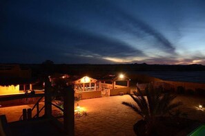 Fachada da propriedade à noite