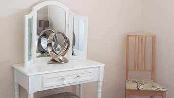 2 habitaciones, cortinas blackout y tabla de planchar con plancha