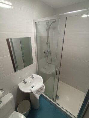 Regadera, amenidades de baño gratuitas, toallas, jabón 