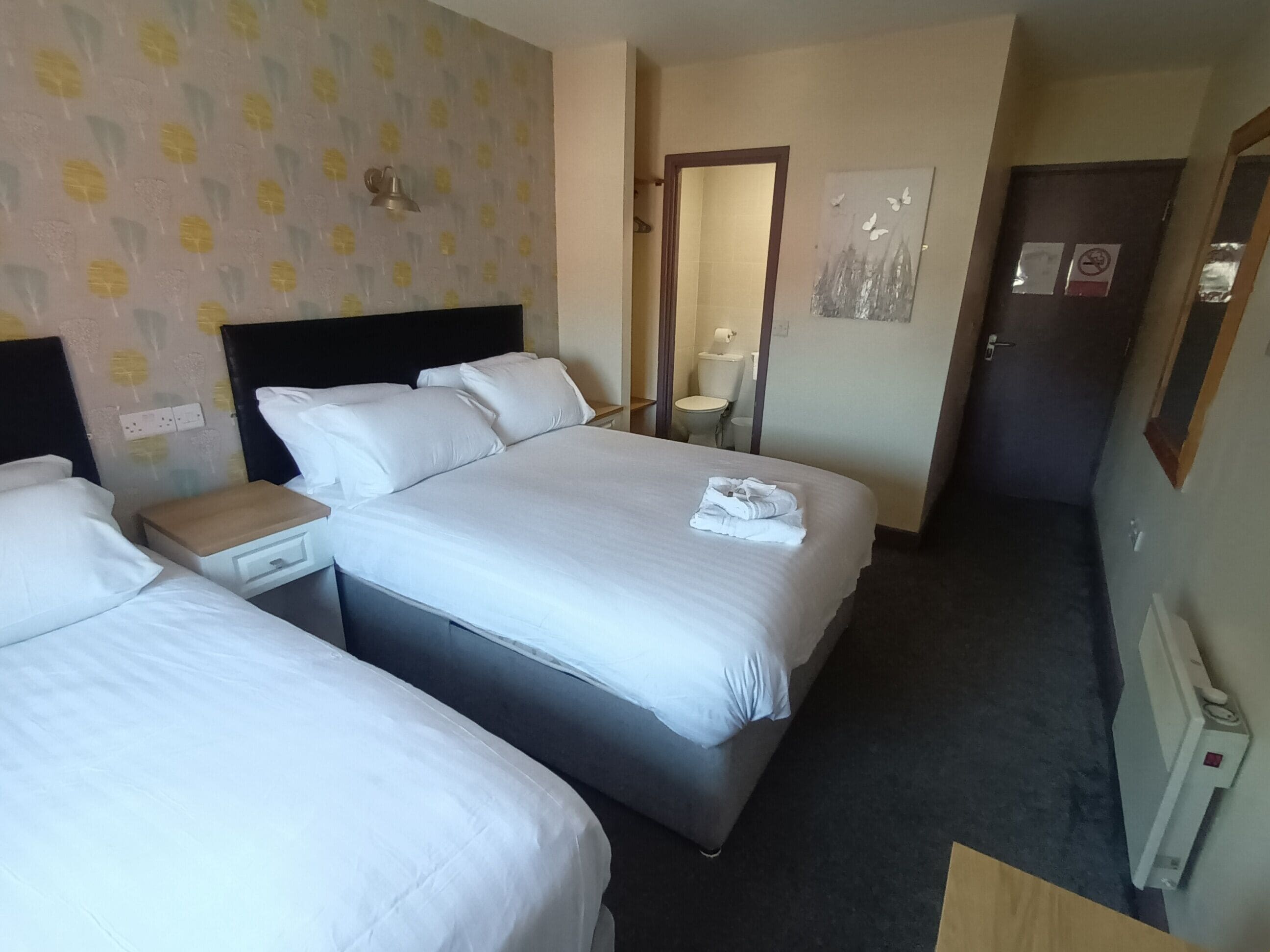 Escritorio, wifi gratis y ropa de cama 