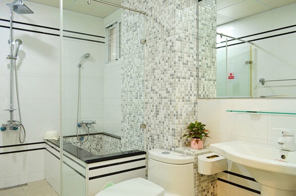 Shower, free toiletries, hair dryer, slippers - Nice Comfortable Homestay (Taitung)