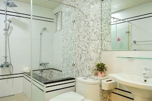 Dusche, kostenlose Toilettenartikel, Haartrockner, Hausschuhe