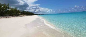 Stay aboard a 42ft yacht in Paradise