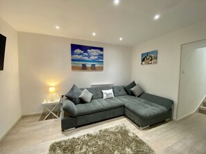 Princess Theatre Town Centre Three Beds (A6) | منطقة المعيشة | تلفزيون بشاشة مسطحة