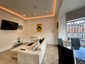 Princess Theatre Town Centre One Bed (A4) | غرفة المعيشة | تلفزيون بشاشة مسطحة