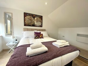 Princess Theatre Town Centre Three Beds (A6) | Iron/ironing board, free cots/infant beds, free WiFi - Princess Service Apartments - Town Centre (Blackpool)