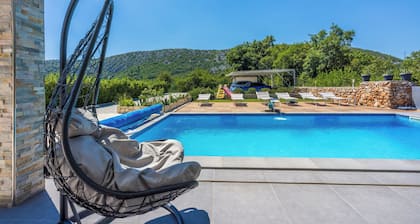 Villa Monte Adria 5 * 8 + 2 henkilölle