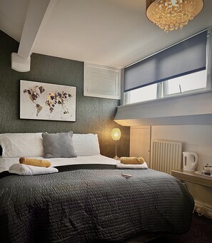 Habitación doble | Decoración personalizada, muebles diferentes y wifi gratis