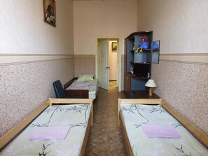 Kolmen hengen huone | Silitysrauta/-lauta, ilmainen Wi-Fi, vuodevaatteet