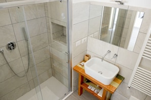 Shower, rainfall showerhead, free toiletries, hair dryer