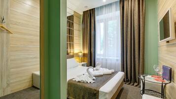 Chambre Deluxe Double ou avec lits jumeaux | Décoration personnalisée, ameublement personnalisé, rideaux occultants