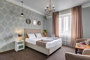 Kahden hengen luksushuone | Yksilöllisesti sisustettu, yksilöllisesti kalustettu, pimennysverhot