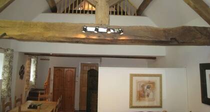 Romeo Cottage - Sleeps up to 4 - HOT TUB