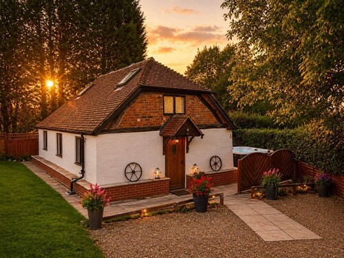 Romeo Cottage - Sleeps up to 4 - HOT TUB