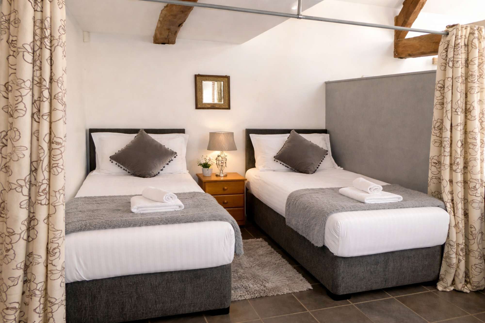 2 habitaciones, tabla de planchar con plancha, cuna de viaje y wifi 