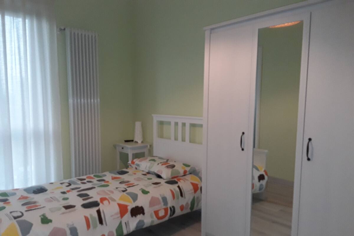 Single Room | Laptop workspace, cribs (free), WiFi (free), bed sheets