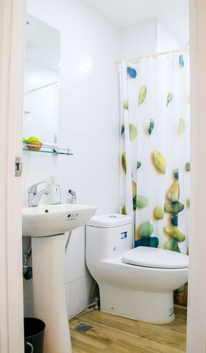 經典公寓 | 浴室 | 淋浴設備、免費盥洗用品、吹風機、坐浴桶