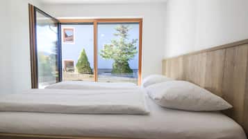 4 bedrooms, premium bedding, in-room safe, desk