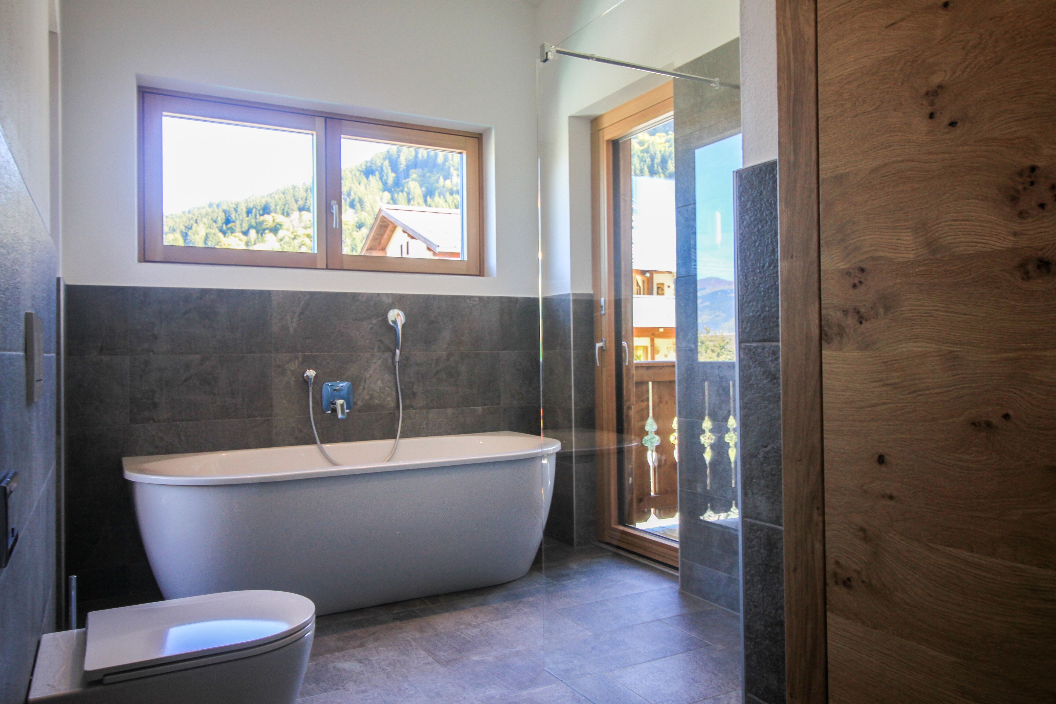 Deep-soaking bathtub, hair dryer, towels, soap