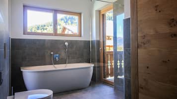 Deep-soaking bathtub, hair dryer, towels, soap