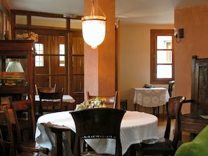 Desayuno continental diario (EUR 4 por persona)