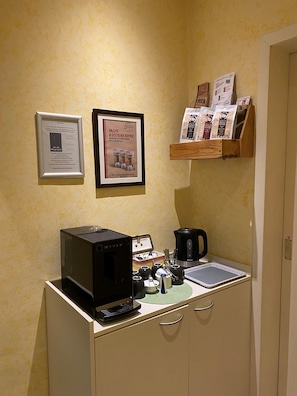 Coffee and/or coffee maker - Alleehotel Eschen (Aurich)