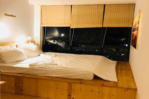 3 bedrooms, in-room safe, internet, bed sheets