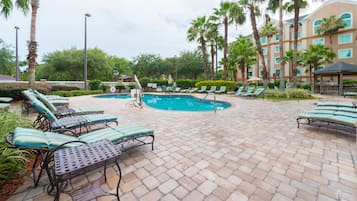 Alberca al aire libre y alberca climatizada